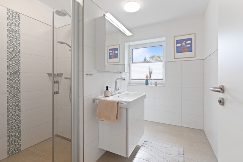 Tageslichtbad mit Walk-in-Dusche und Fenster