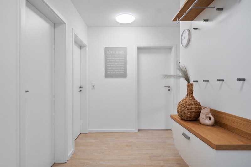 Helle Diele mit Garderobe und Sitzbank